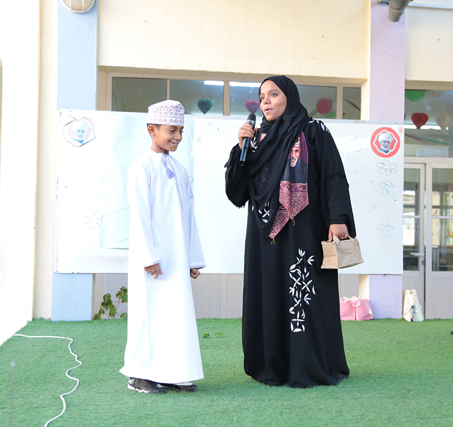 جانب من البرنامج الإذاعي المقدم لطلاب المدرسة
