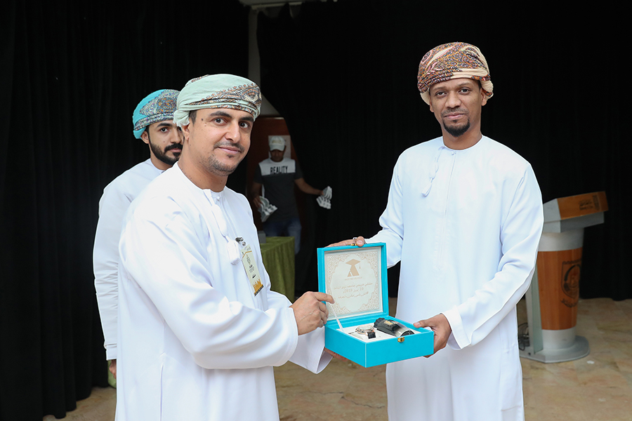 جانب من تكريم المشاركين من الخريجين