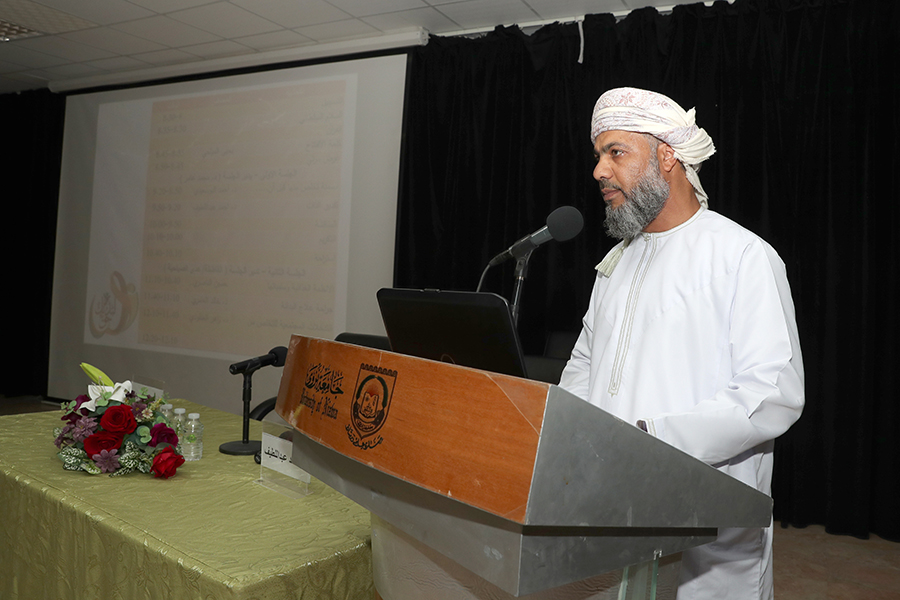 جانب من اوراق العمل المعروضة في الندوة