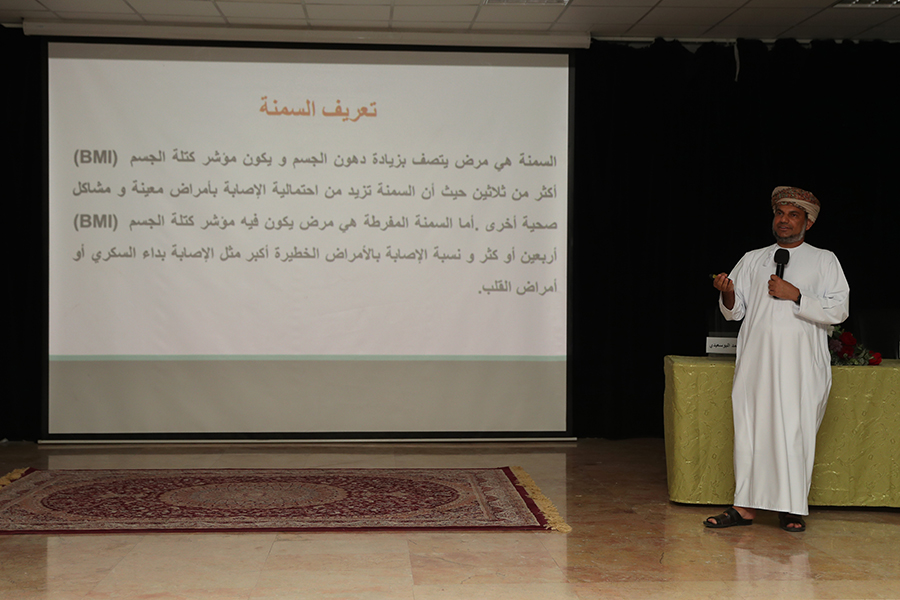 جانب من اوراق العمل المعروضة في الندوة