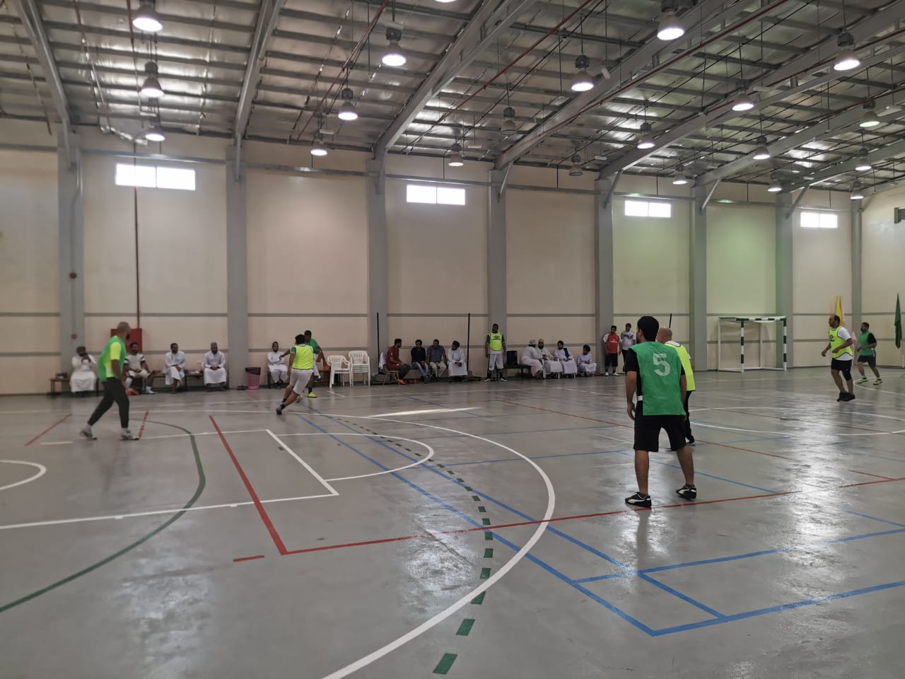 جانب من مباريات خماسي كرة القدم للموظفين