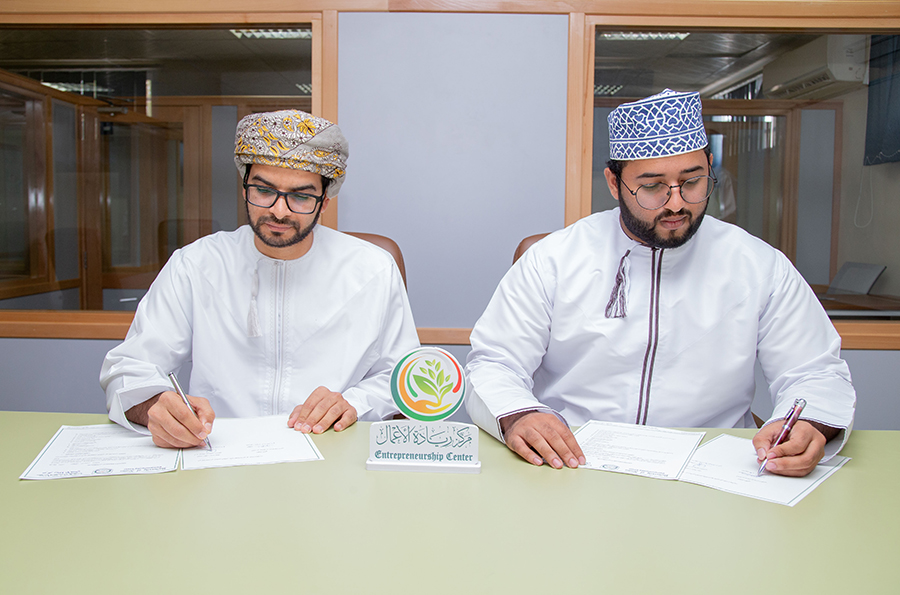 جانب من توقيع الاتفاقية