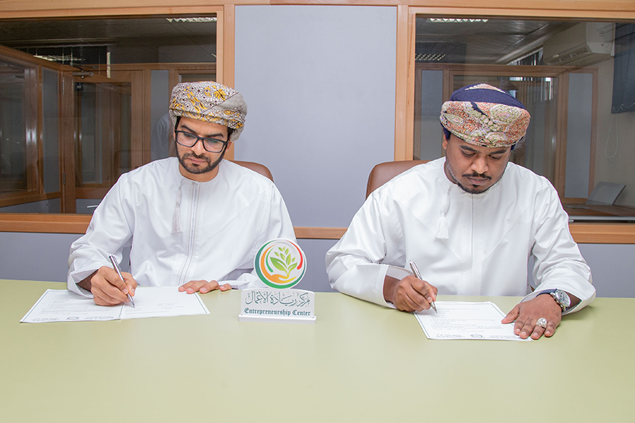 جانب من توقيع الاتفاقية