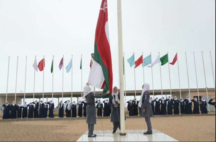 رفع العلم العماني في مختم جبل آشور