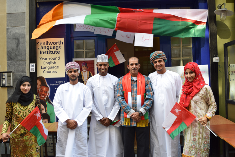 صورة جماعية للطلاب الدارسين في العاصمة دبلن