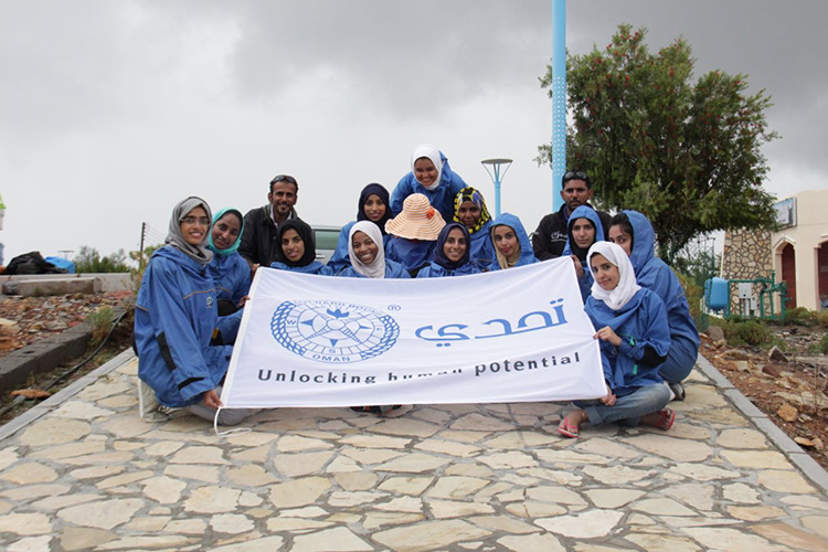 صورة للطالبات المشاركات في تحدي عمان بصحبة المدرب ومشرفات البرنامج