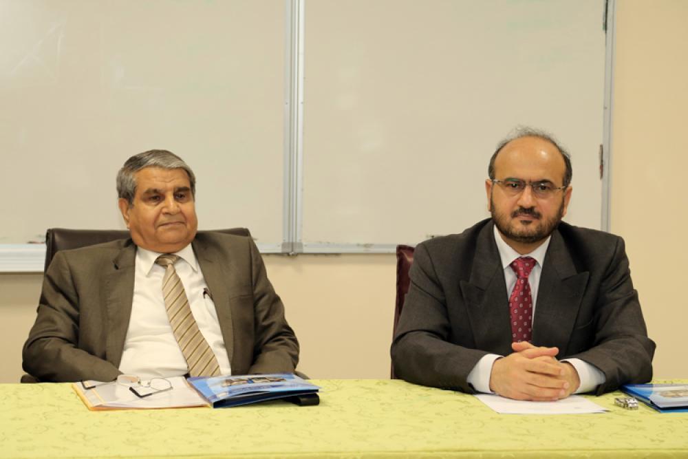 جانب من تقديم الأوراق البحثية في الندوة