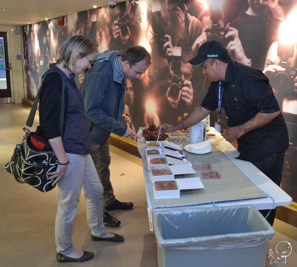 جانب من استقبال زوار المعرض