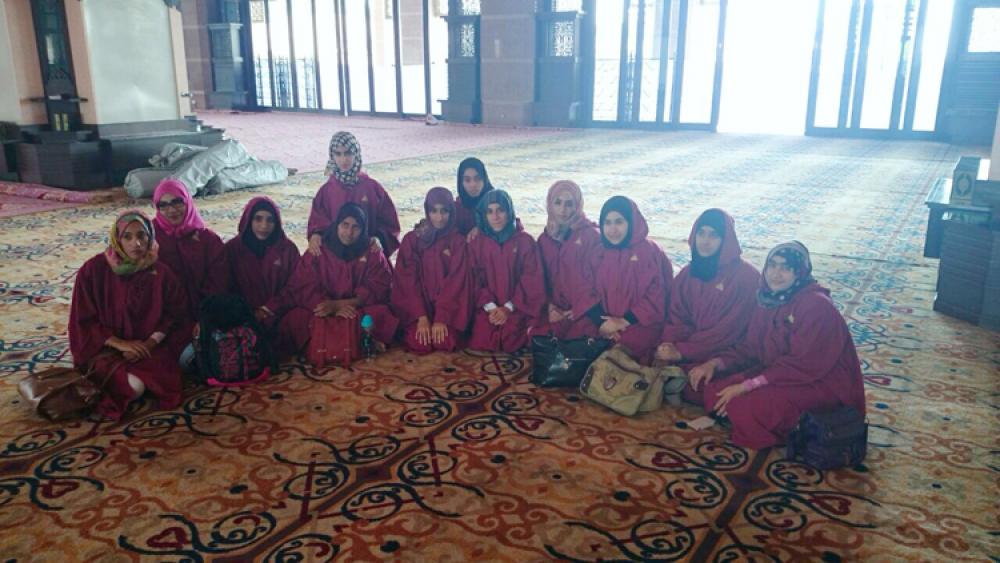 الطلاب داخل مسجد بوترا الماليزي