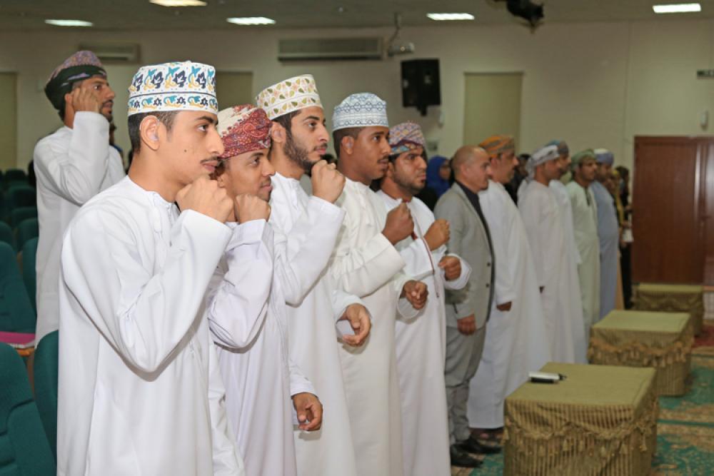 الحضور يؤدون السلام السلطاني بالإشاراة