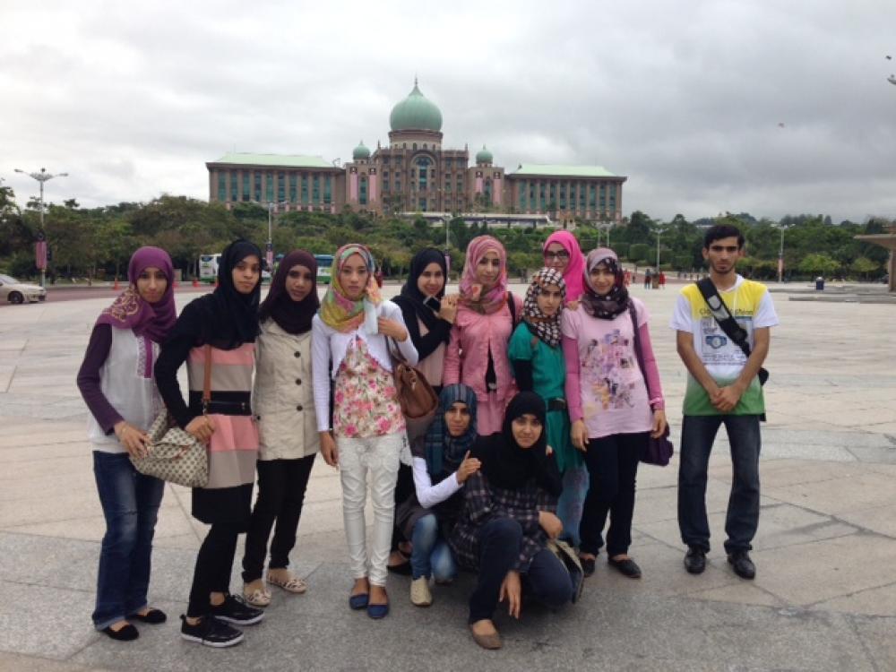 طلاب مدرسة التمريض أثناء زيارتهم للعاصمة كوالالمبور