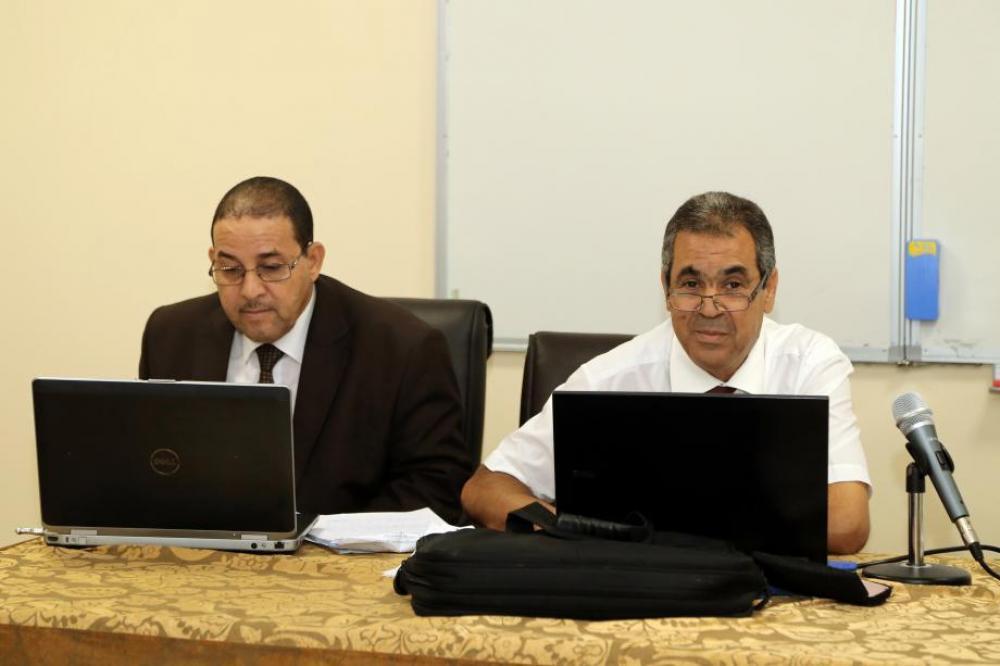 جانب من تقديم الأوراق البحثية في الندوة