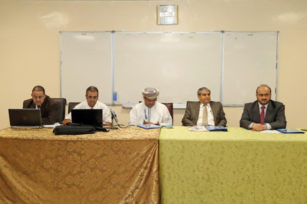 جانب من تقديم الأوراق البحثية في الندوة