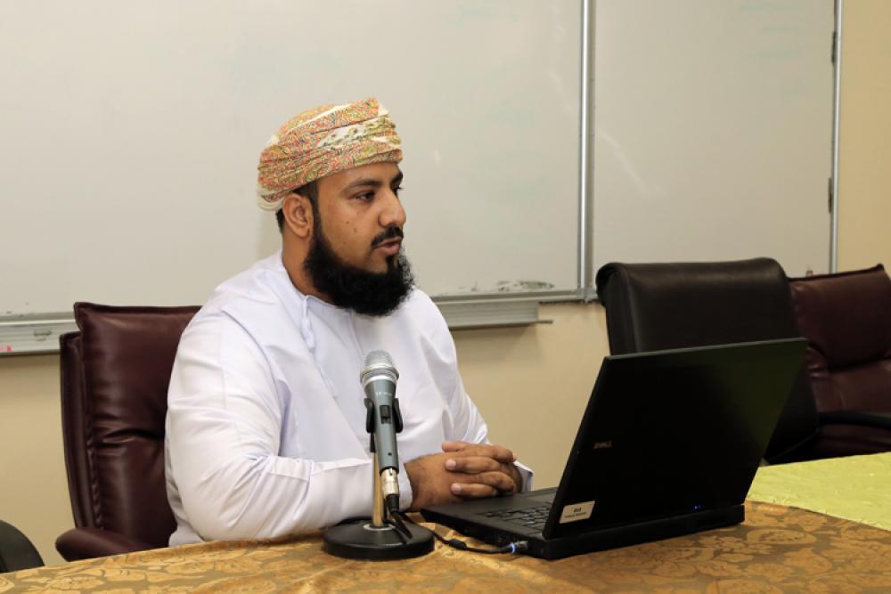 الحديدي بقدم ورقته البحثية