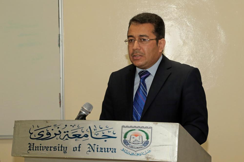 جانب من تقديم الأوراق البحثية في الندوة