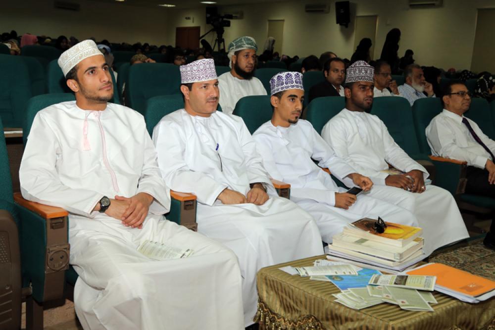 طلاب الكلية يتفاعلون مع اليوم المفتوح